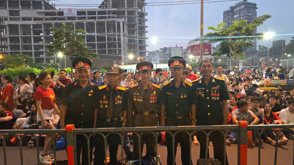 Dạo quanh phố phường, liên tục là những cái bắt tay, những nụ cười của những người đồng đội cũ gặp lại nhau sau nhiều năm tháng chiến đấu. Dạo quanh phố phường, liên tục là những cái bắt tay, những nụ cười của những người đồng đội cũ gặp lại nhau sau nhiều năm tháng chiến đấu.