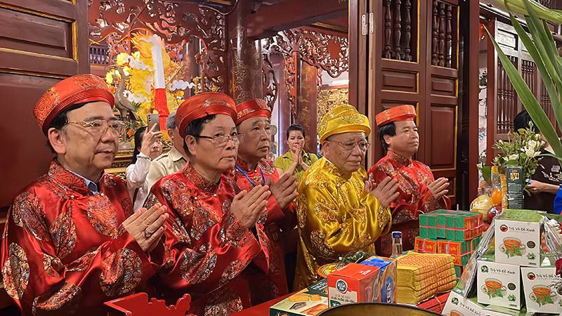 Lễ dâng hương được tổ chức trang trọng trong Đền thờ Quốc Tổ Lạc Long Quân.