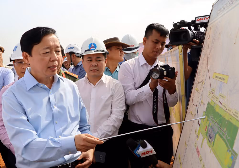 Phó Thủ tướng Trần Hồng Hà xem bản đồ khối lượng thi công trên công trường sân bay Long Thành.