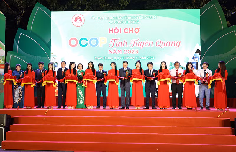 Cắt băng khai mạc hội chợ