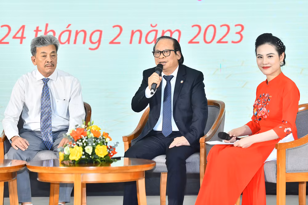 PGS.TS Thầy thuốc nhân dân Nguyễn Viết Nhung, Nguyên Giám đốc Bệnh viện Phổi Trung ương chia sẻ tại phiên tọa đàm với chủ đề “Nỗ lực vì sức khỏe nhân dân”.