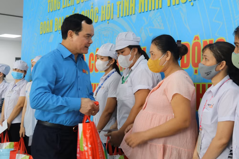 Đại biểu Quốc hội Nguyễn Đình Khang tặng quà công nhân lao động có hoàn cảnh khó khăn.