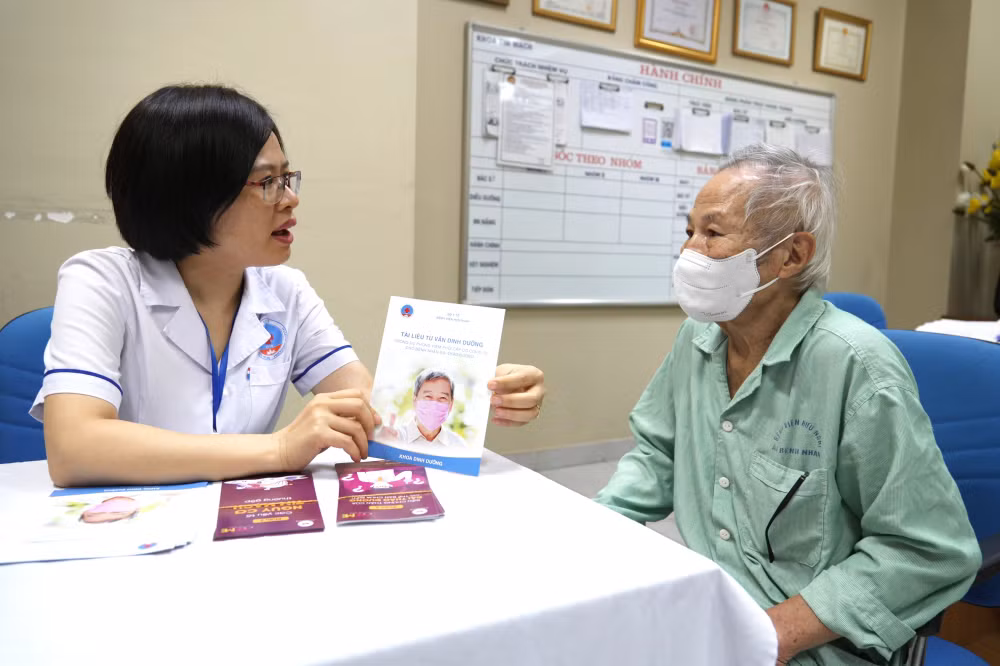 Tại Việt Nam, tỷ lệ người cao tuổi cũng đang tăng nhanh chóng.