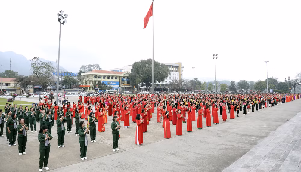 [Video] 1.200 phụ nữ tham gia đồng diễn áo dài ảnh 1