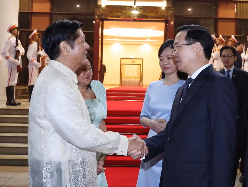 Chủ tịch nước Võ Văn Thưởng và Phu nhân chia tay Tổng thống Philippines Ferdinand Marcos Jr và Phu nhân. (Ảnh: TTXVN)