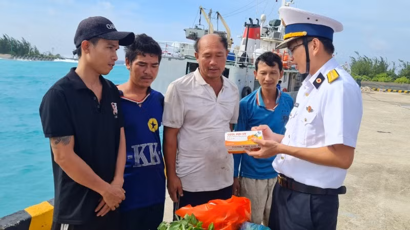 Bác sĩ quân y trên đảo Sinh Tồn hướng dẫn ngư dân sử dụng thuốc.