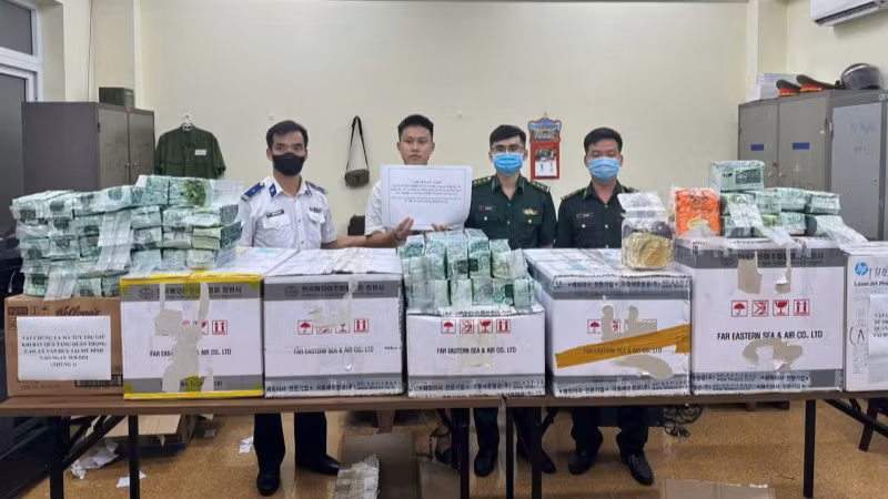 Lực lượng chức năng bắt giữ đối tượng Lý Thành Hữu cầm đầu đường dây (thứ 2, từ trái sang).