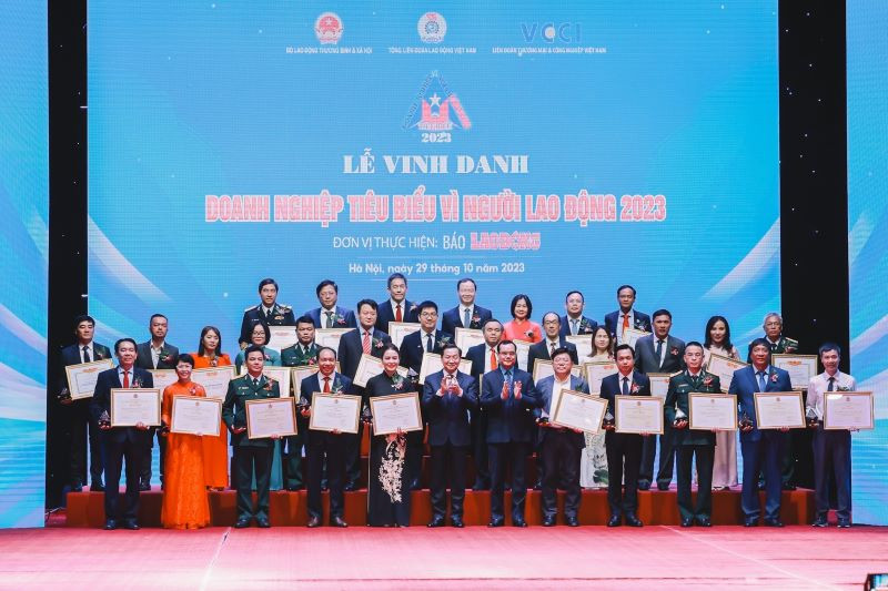Phó Thủ tướng Lê Minh Khái và Chủ tịch Tổng Liên đoàn Lao động Việt Nam Nguyễn Đình Khang trao Bằng khen của Tổng Liên đoàn Lao động tặng 10 doanh nghiệp.