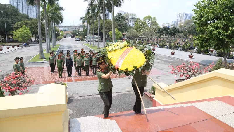 Dâng hương tại Nghĩa trang Mai Dịch.