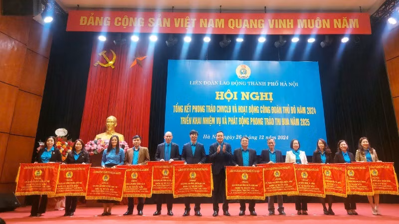 Liên đoàn Lao động thành phố Hà Nội tặng Cờ thi đua xuất sắc cho tập thể, cá nhân.