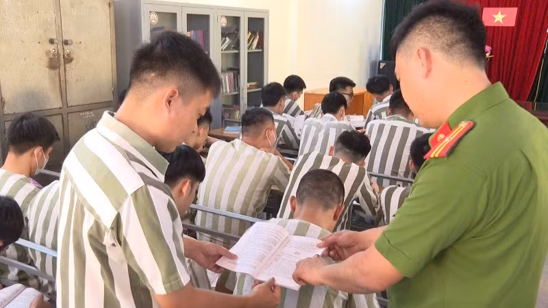 Các phạm nhân đối chiếu các điều kiện đặc xá để tự liên hệ với bản thân.