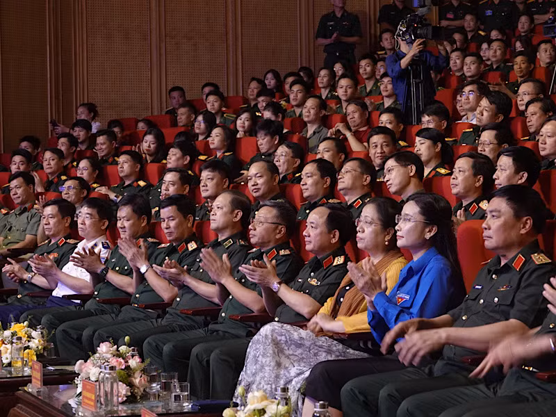 Các đại biểu tham dự liên hoan.