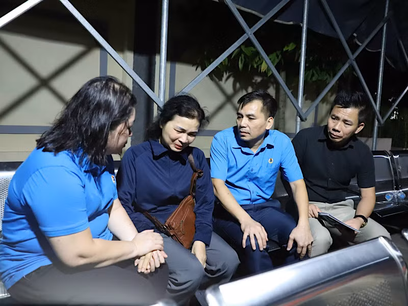 Thăm hỏi, động viên, trao hỗ trợ thân nhân người lao động.