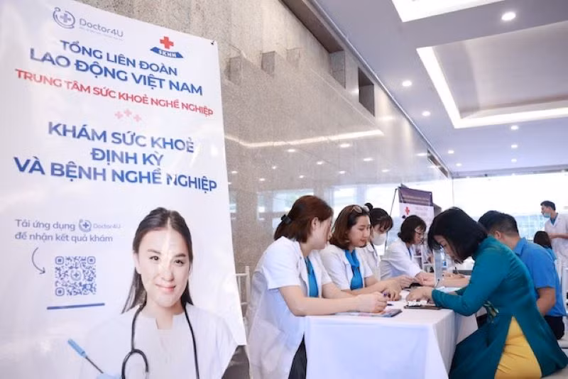 Khám sức khỏe định kỳ và bệnh nghề nghiệp trong khuôn khổ lễ phát động.