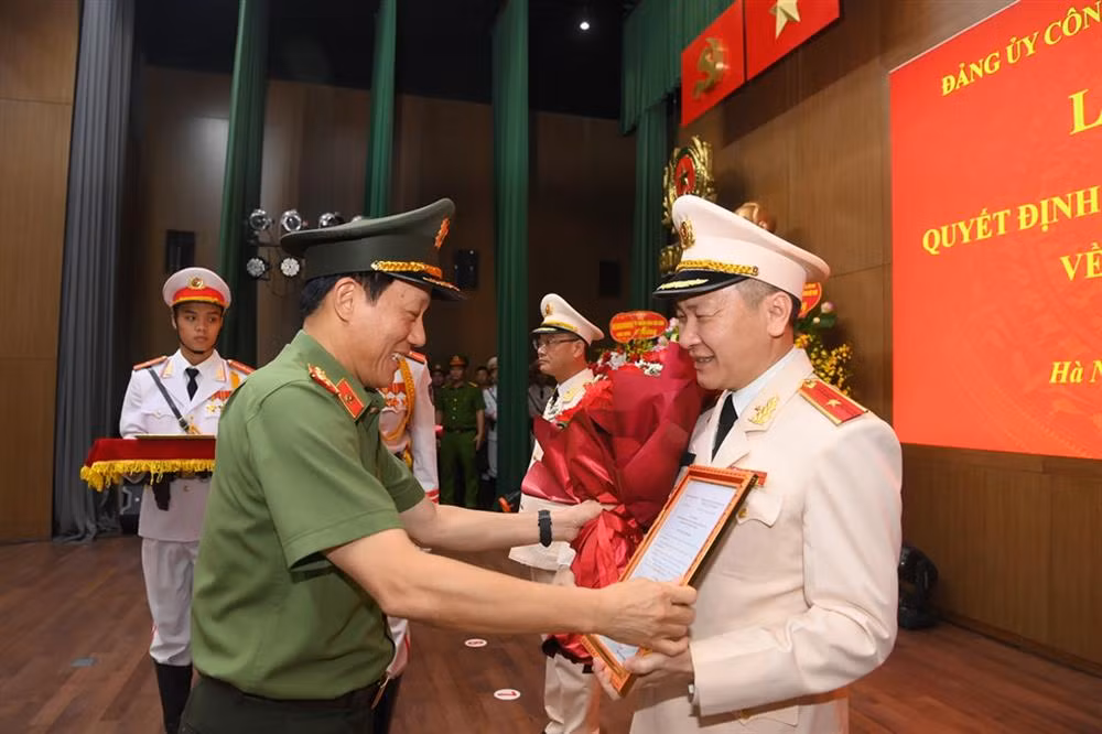 Bộ trưởng Lương Tam Quang trao quyết định cho Thứ trưởng Nguyễn Ngọc Lâm.