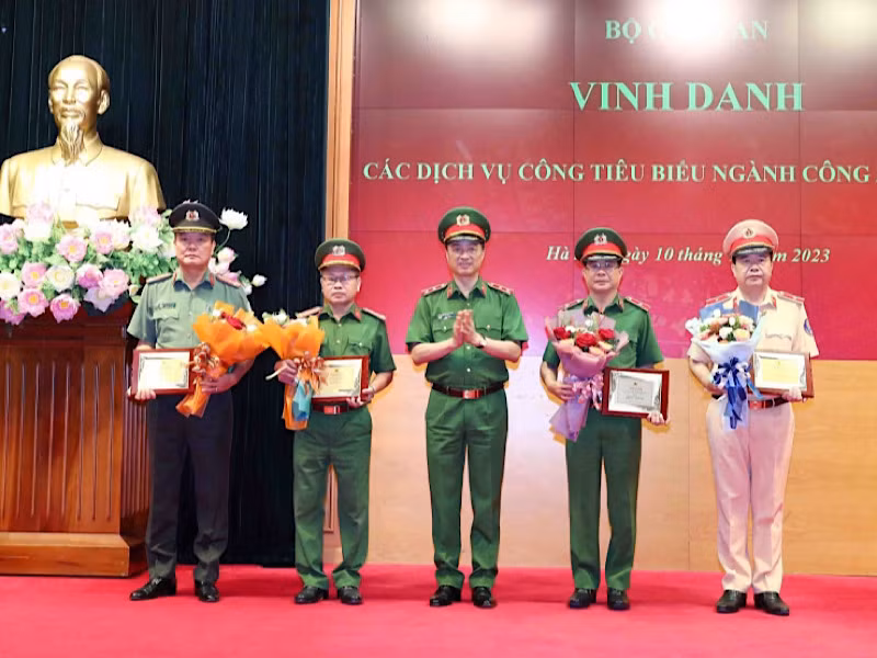 Thứ trưởng Công an Nguyễn Duy Ngọc tặng hoa chúc mừng các đơn vị có dịch vụ công trực tuyến tiêu biểu của ngành Công an.