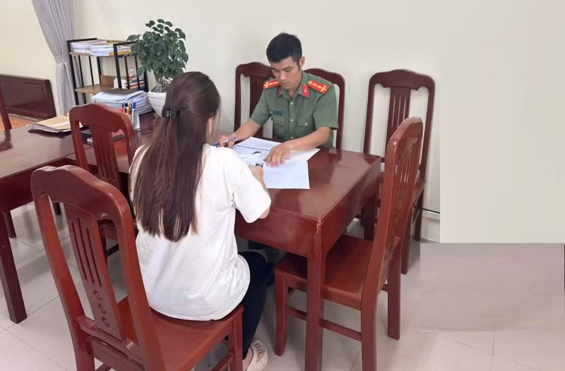 Đối tượng đăng tin sai sự thật tại cơ quan công an.