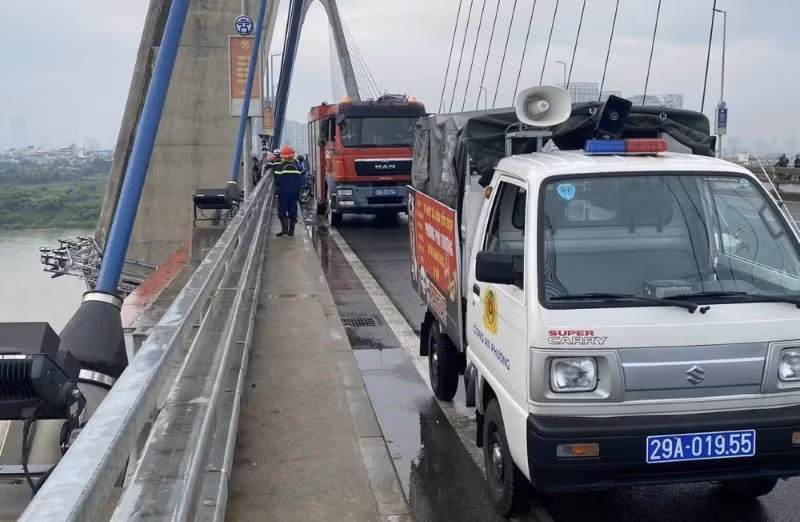 Lực lượng chức năng quận Tây Hồ (thành phố Hà Nội) kịp thời có mặt cứu được một thanh niên có ý định nhảy cầu Nhật Tân tự tử. Lực lượng chức năng quận Tây Hồ (thành phố Hà Nội) kịp thời có mặt cứu được một thanh niên có ý định nhảy cầu Nhật Tân tự tử.