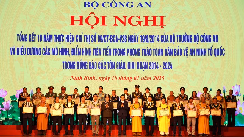Trao bằng khen tặng các tập thể, cá nhân điển hình tiên tiến trong phong trào toàn dân bảo vệ an ninh Tổ quốc trong đồng bào các tôn giáo, giai đoạn 2014-2024.