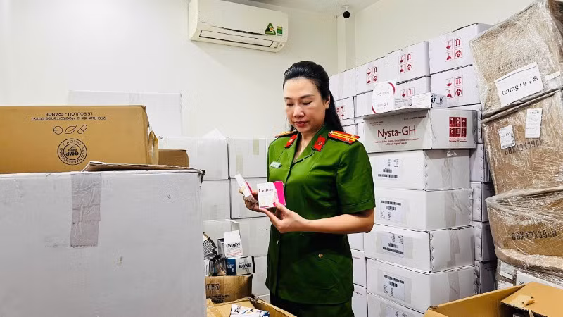 Các vỏ hộp được in bằng tiếng nước ngoài.