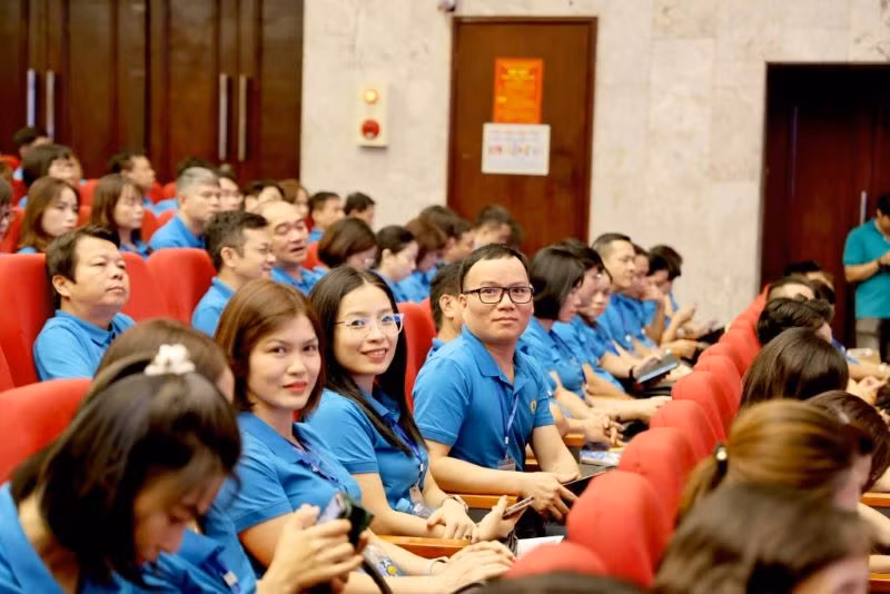 Các đại biểu tham dự chương trình.