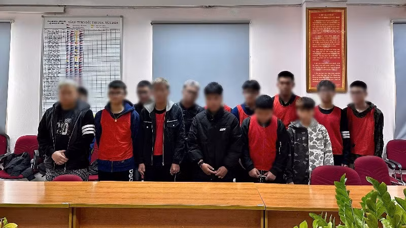 Nhóm đối tượng ẩu đả được triệu tập tại cơ quan công an.