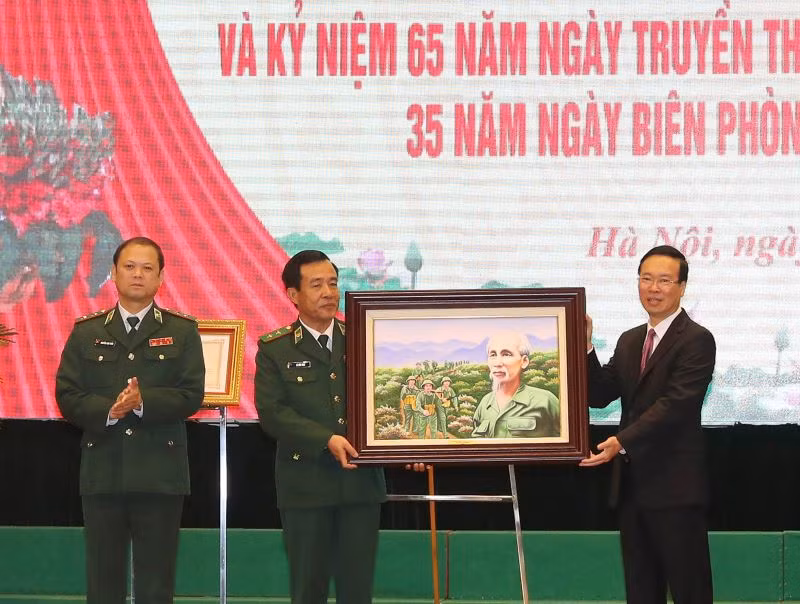 Chủ tịch nước Võ Văn Thưởng trao bức chân dung Chủ tịch Hồ Chí Minh tặng Bộ đội Biên phòng.
