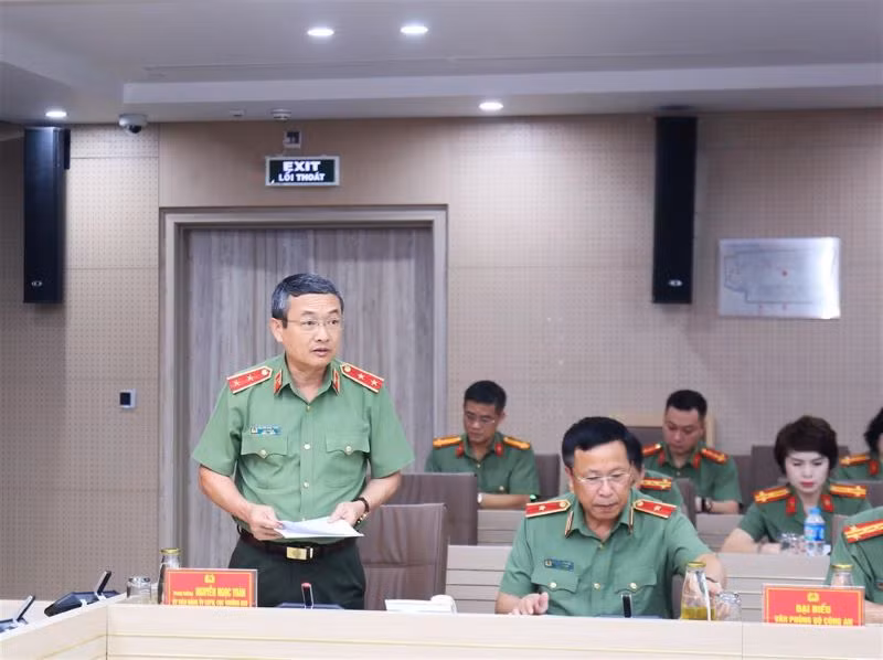 Trung tướng Nguyễn Ngọc Toàn, Cục trưởng Cục Công tác đảng và công tác chính trị báo cáo quá trình triển khai các hoạt động kỷ niệm.