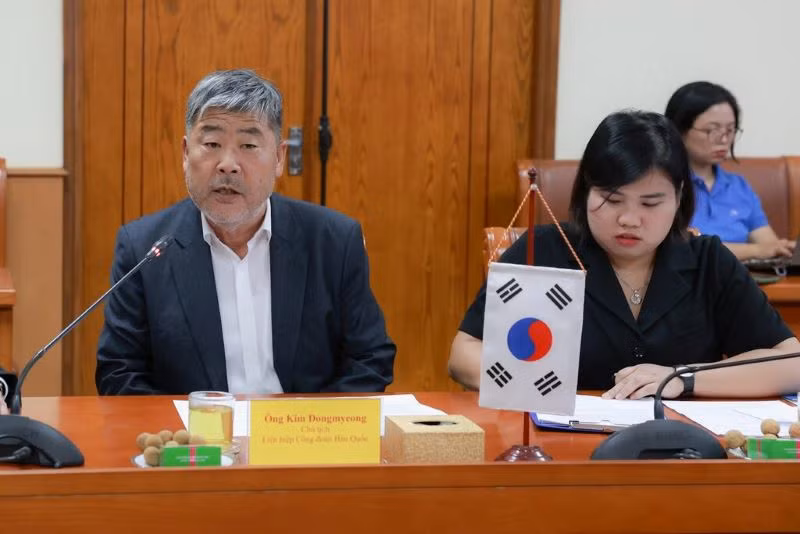 Chủ tịch Liên hiệp Công đoàn Hàn Quốc (FKTU) Kim Dongmyeong trao đổi tại Hội đàm. Chủ tịch Liên hiệp Công đoàn Hàn Quốc (FKTU) Kim Dongmyeong trao đổi tại Hội đàm.