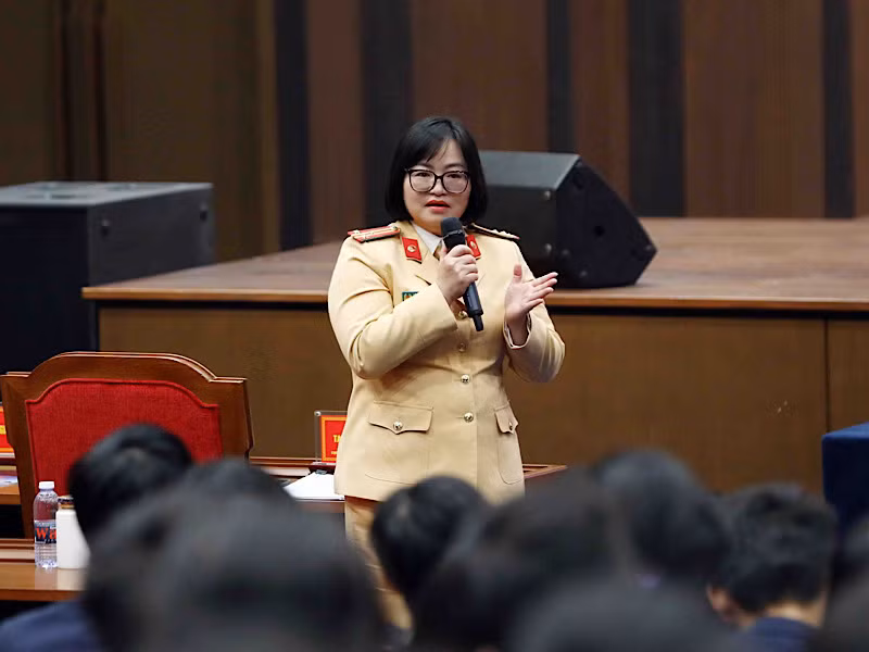 Đại diện Cục Cảnh sát giao thông phân tích các tình huống vi phạm pháp luật giao thông.