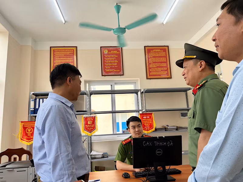 Cán bộ, chiến sĩ công an vui mừng được làm việc trong trụ sở mới, khang trang, hiện đại.