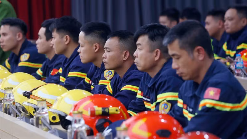 Cán bộ, chiến sĩ trong đoàn công tác.