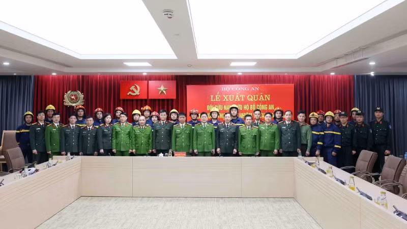 Lãnh đạo Bộ Công an chụp ảnh lưu niệm cùng đoàn công tác trước khi lên đường thực hiện nhiệm vụ. Ảnh: Phạm Kiên