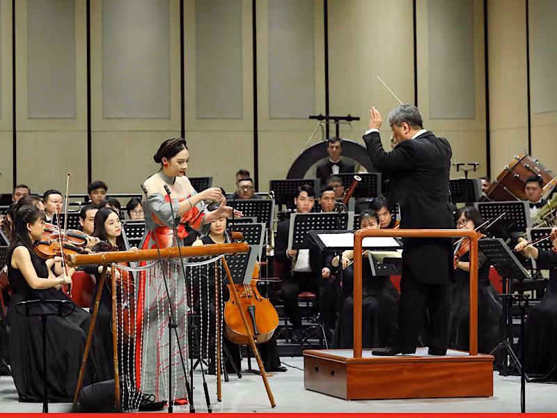 Lần đầu tiên công diễn bản aria "Đàn bầu".