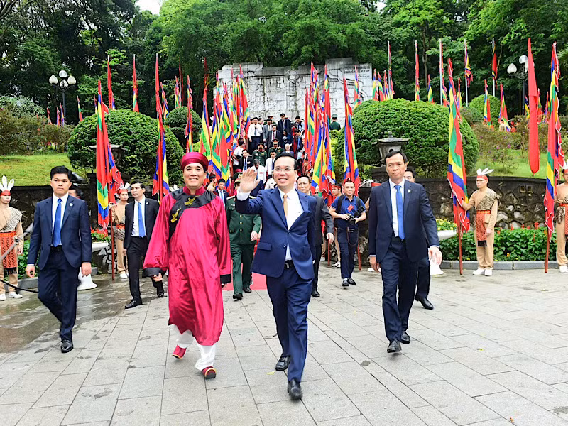 Bảo vệ Chủ tịch nước Võ Văn Thưởng dự Lễ Giỗ tổ Hùng Vương năm 2023.