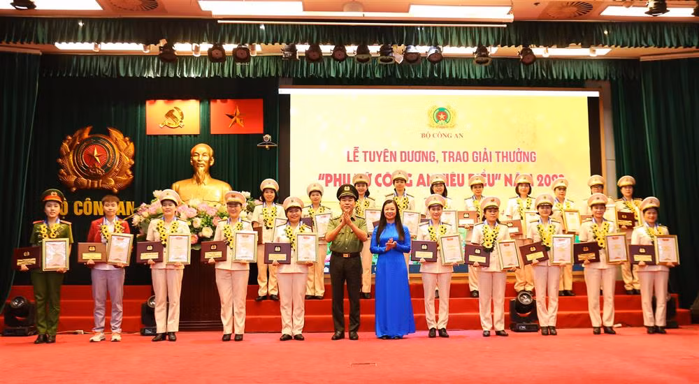 Thứ trưởng Trần Quốc Tỏ và Phó Chủ tịch Trung ương Hội Liên hiệp Phụ nữ Việt Nam Nguyễn Thị Thu Hiền trao biểu trưng và chứng nhận tặng 20 phụ nữ Công an tiêu biểu.