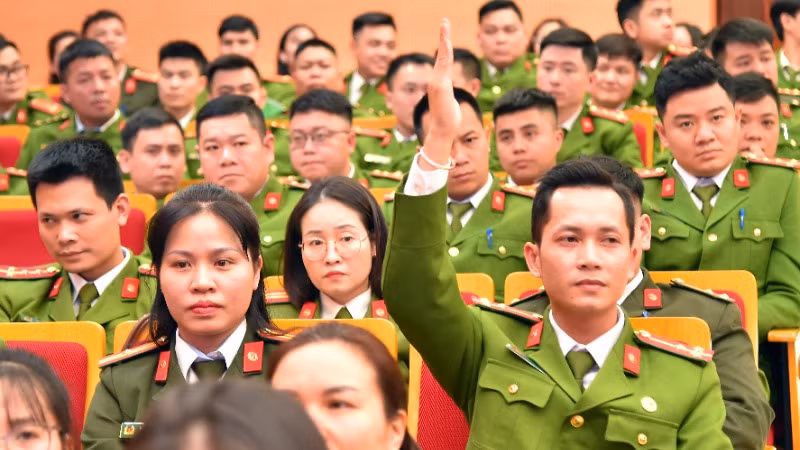 Đại biểu đoàn viên Công an nhân dân nêu ý kiến tại toạ đàm.