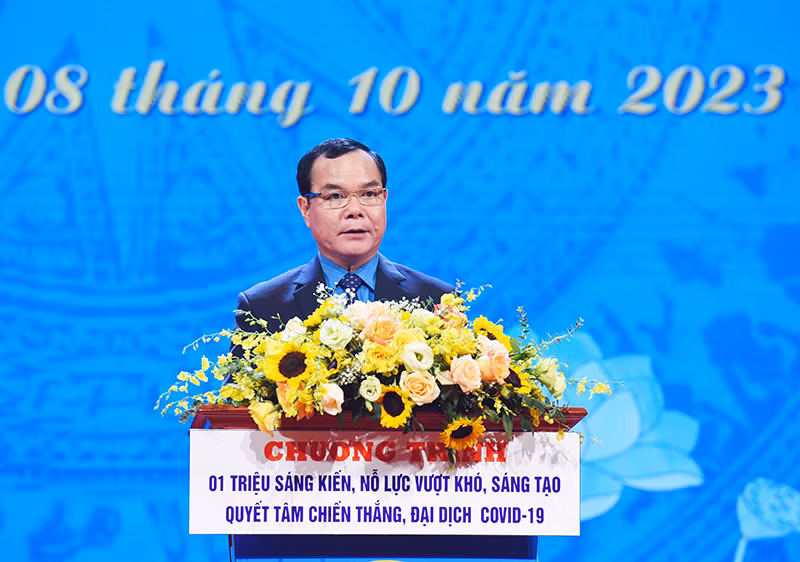 Chủ tịch Tổng Liên đoàn Lao động Nguyễn Đình Khang phát biểu tại buổi lễ. (Ảnh: Trần Hải)