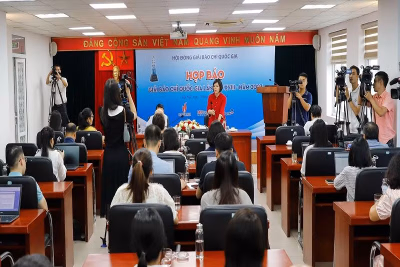 Toàn cảnh cuộc họp báo.