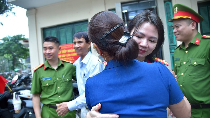 Cái ôm của chị Thủy với cán bộ công an thay lời cảm ơn không cất nổi thành lời. Cái ôm của chị Thủy với cán bộ công an thay lời cảm ơn không cất nổi thành lời.