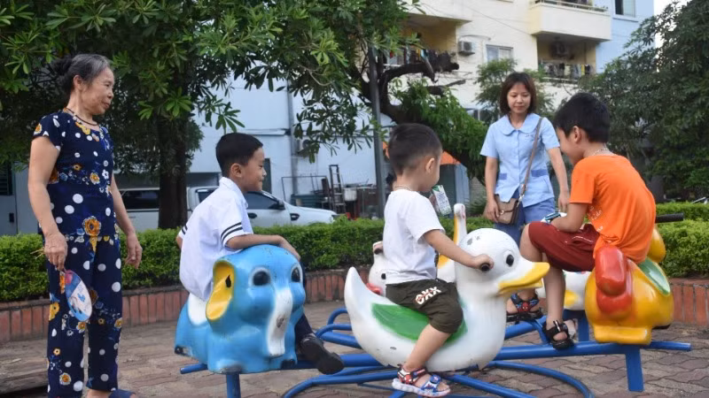 Con em công nhân lao động tại Khu nhà ở công nhân Kim Chung. (Ảnh: Ý Yên)