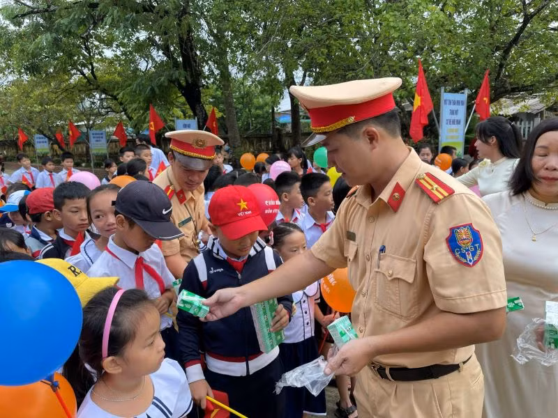 Trạm Cảnh sát giao thông huyện Phú Lộc (Thừa Thiên Huế) trao sữa, bánh, nước suối tặng học sinh tại các điểm trường dọc Quốc lộ 1A.