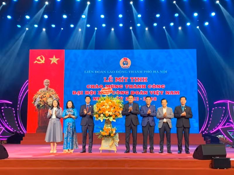 Lãnh đạo Liên đoàn Lao động thành phố Hà Nội chúc mừng thành công Đại hội XIII Công đoàn Việt Nam.