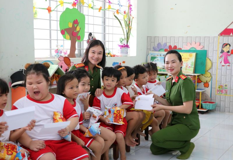 Hội Phụ nữ Cục Cảnh sát điều tra tội phạm về ma túy tặng quà cho các cháu mẫu giáo.