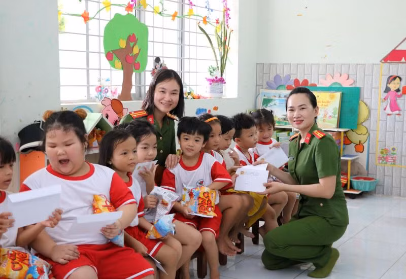 Hội Phụ nữ Cục Cảnh sát điều tra tội phạm về ma túy tặng quà cho các cháu mẫu giáo.