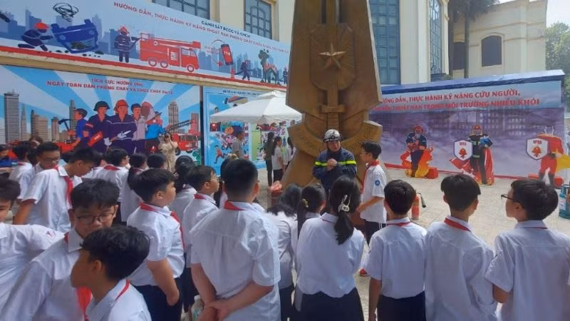 Giới thiệu lý thuyết, hướng dẫn các em học sinh cách phòng, chống cháy nổ, kỹ năng thoát hiểm, thoát nạn.