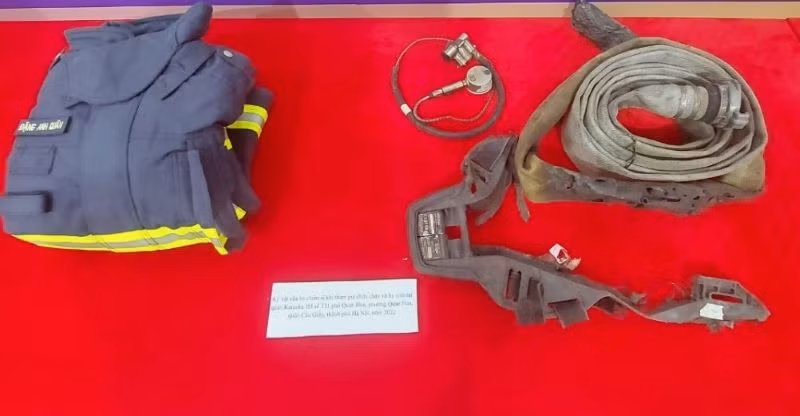 Kỷ vật của 3 chiến sĩ đã hy sinh khi tham gia chữa cháy tại quán karaoke ISI số 231 phố Quan Hoa, quận Cầu Giấy, Hà Nội năm 2022.