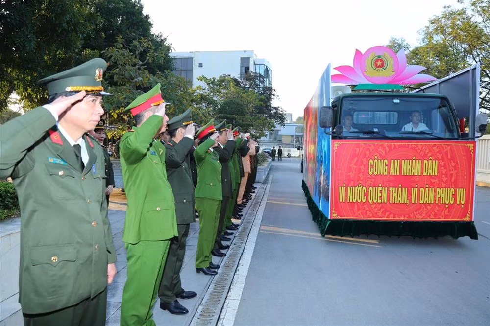 Công an tỉnh Thanh Hóa tổ chức ra quân bảo đảm an ninh, trật tự.
