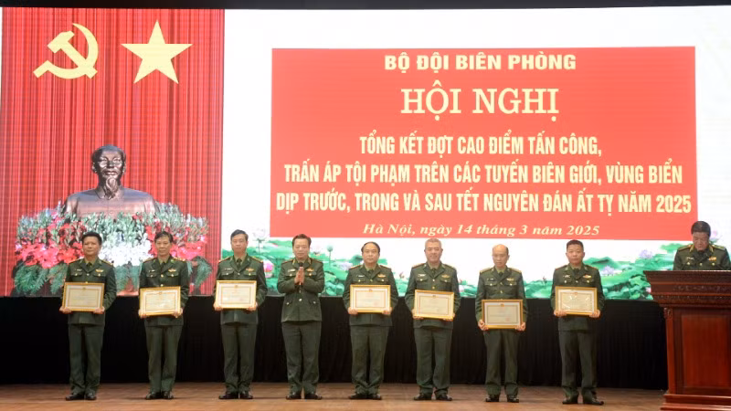 Trao thưởng các tập thể, cá nhân có thành tích xuất sắc tiêu biểu trong thực hiện nhiệm vụ. 