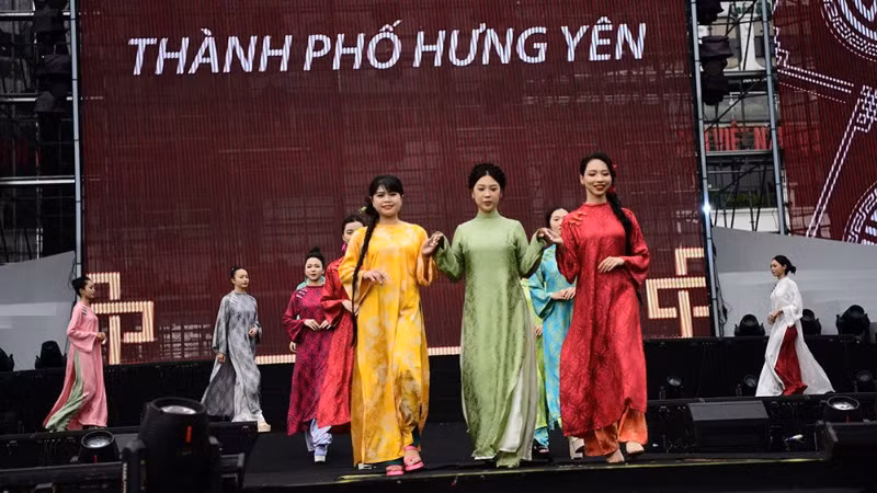 Màn trình diễn áo dài đến từ các nữ Công an thành phố Hưng Yên.